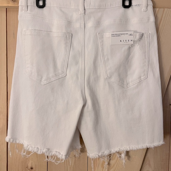 NWT Risen  White Jean Shorts Size 1X - Picture 3 of 4